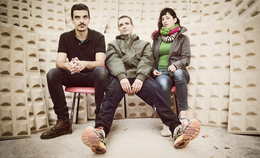 Fotografía del grupo Los Ganglios. De izquierda a derecha Rafael Filete, Xoxe Tétano y Mariana Scaravilli. Barcelona.11_11_2016. Foto: Mario Sahagún.